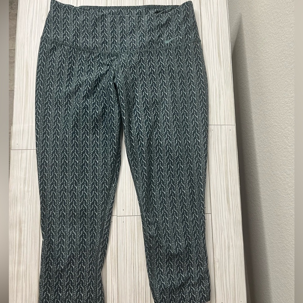 Women’s Nike Capri Leggings SZ S